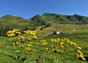 12 Partenza dai Piani dell'Avaro (1700 m) con vista in Avaro e Tribortoi